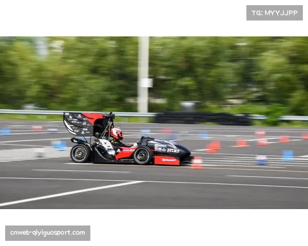 东莞车队整理百页技术材料，为新车“D02”申请动态赛资格