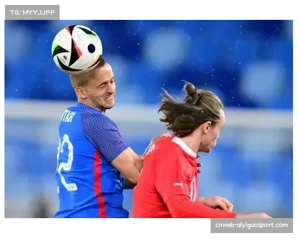 特写：终场哨响，梅斯多名球员瘫倒在草皮上