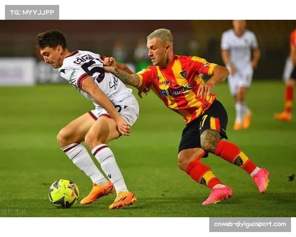 雨中进行,弗罗西诺内主场对阵莱切比赛因场地积水两度中断 雨中进行,弗罗西诺内主场对阵莱切比赛因场地积水两度中断